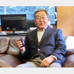 当然、岩田社長もまだガラケー（Ｃ）日刊ゲンダイ