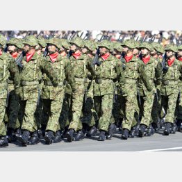 若者がからめ捕られていく（Ｃ）日刊ゲンダイ