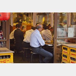 サラリーマンも苦しい…（写真はイメージ）／（Ｃ）日刊ゲンダイ