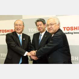 一枚岩ではないらしい（左から西田相談役、田中久雄社長、佐々木副会長）（Ｃ）日刊ゲンダイ