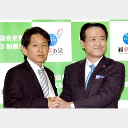 維新の党の松野新代表（左）と江田前代表（Ｃ）日刊ゲンダイ
