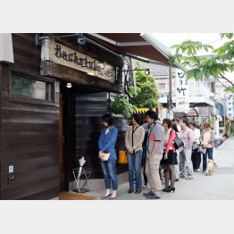 土日は１時間以上の行列も（Ｃ）日刊ゲンダイ