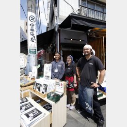 ４代目見習い中の伊藤信吾さん（右）（Ｃ）日刊ゲンダイ