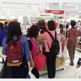 あちこちの量販店で見かける“爆買い”の様子（Ｃ）日刊ゲンダイ