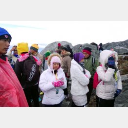 救援ヘリを待つキナバル山の登山者ら（Ｃ）日刊ゲンダイ