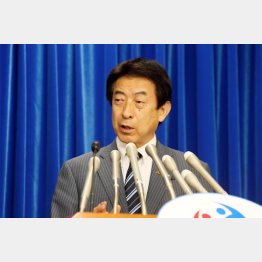 年金情報流出で会見する塩崎厚労相（Ｃ）日刊ゲンダイ