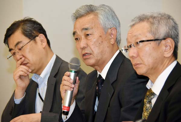 クビは必至の水島理事長（央）／（Ｃ）日刊ゲンダイ