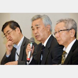 クビは必至の水島理事長（央）／（Ｃ）日刊ゲンダイ