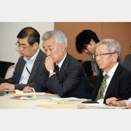 日本年金機構の水島理事長（央）／（Ｃ）日刊ゲンダイ