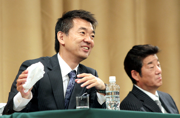 橋下大阪市長と松井大阪府知事（右）／（Ｃ）日刊ゲンダイ