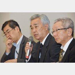 個人情報流出の説明をする日本年金機構の水島理事長（中央）（Ｃ）日刊ゲンダイ