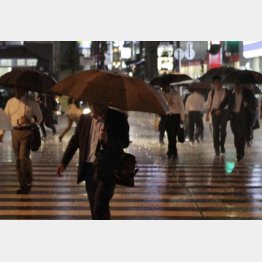 庶民の生活はドシャ降り続き（写真はイメージ）／（Ｃ）日刊ゲンダイ