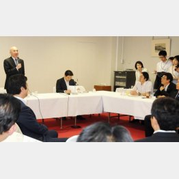 問題の会合で発言する百田尚樹氏（左）／（Ｃ）日刊ゲンダイ