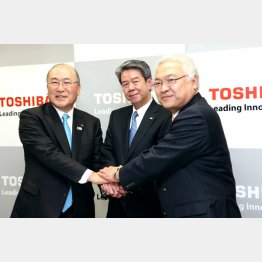 この頃から対立表面化（左から西田氏、田中氏、佐々木氏）／（Ｃ）日刊ゲンダイ