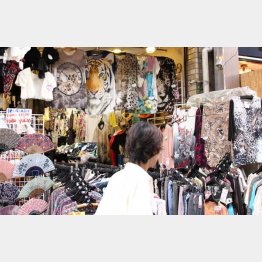 大阪のオバちゃんはハデな柄が大好き（Ｃ）日刊ゲンダイ