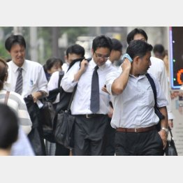 いきなりの真夏にサラリーマンもタジタジ（Ｃ）日刊ゲンダイ