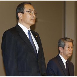 社長兼務の室町会長（左）と辞任した田中社長／（Ｃ）日刊ゲンダイ