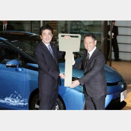 安倍首相と豊田章男社長（Ｃ）日刊ゲンダイ