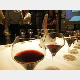 リーファーワイン（手前左２）は葡萄がそのまま香る（Ｃ）日刊ゲンダイ