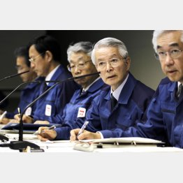 ２０１１年３月会見時の武藤元副社長（右端）と勝俣元会長（右から２番目）（Ｃ）日刊ゲンダイ