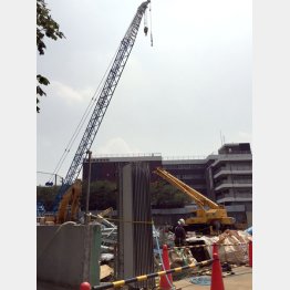 いきなりクレーン車（JSC本部ビル建設地）（Ｃ）日刊ゲンダイ