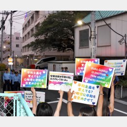 政党本部前で沈黙のアピール（Ｃ）日刊ゲンダイ