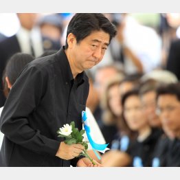 ６月は、沖縄慰霊祭で献花した（Ｃ）日刊ゲンダイ