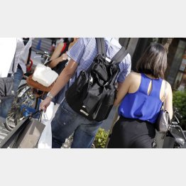 さりげなくケアしている男性の方が好感度アップ（写真はイメージ）／（Ｃ）日刊ゲンダイ