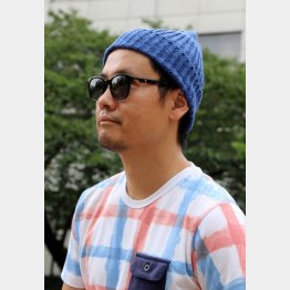 オジサン記者もかぶってみました（Ｃ）日刊ゲンダイ