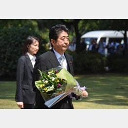 千鳥ヶ淵戦没者墓苑で献花する安倍首相（Ｃ）日刊ゲンダイ