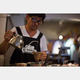 １杯４００円のコーヒーはとても香り高い（Ｃ）日刊ゲンダイ