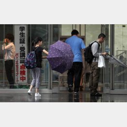 学習塾などの受講料・受験料が貸してもらえる（Ｃ）日刊ゲンダイ