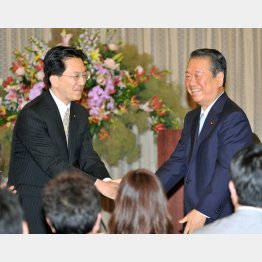 達増岩手県知事と握手する小沢一郎氏（Ｃ）日刊ゲンダイ