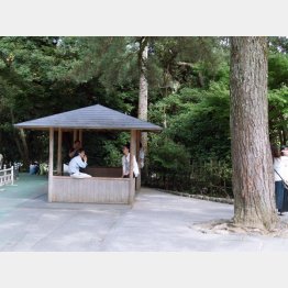 伊勢神宮の喫煙所（Ｃ）日刊ゲンダイ