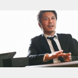 新レジについて熱心に語る天毛伸一社長（Ｃ）日刊ゲンダイ