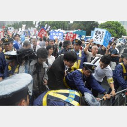 警察官が鉄柵を“死守”（Ｃ）日刊ゲンダイ