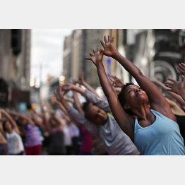 かってはヨガも特別なものだった（Ｃ）日刊ゲンダイ