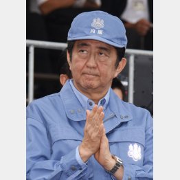 １日、総合防災訓練での安倍首相（Ｃ）日刊ゲンダイ