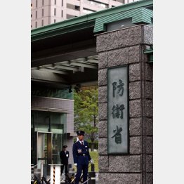 制服組の暴走が懸念される（Ｃ）日刊ゲンダイ