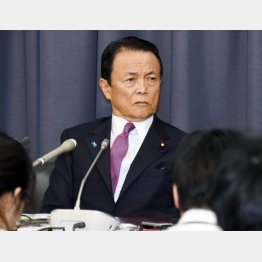 会見する麻生財務大臣（Ｃ）日刊ゲンダイ
