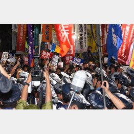 警官隊と激突、怒号飛び交う（Ｃ）日刊ゲンダイ