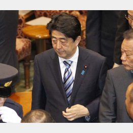１７日夜はさっさと帰宅した安倍首相（Ｃ）日刊ゲンダイ