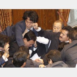 民主党の小西洋之議員にパンチをかましたヒゲの隊長（Ｃ）日刊ゲンダイ
