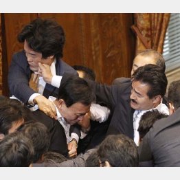 親指が上の「縦拳」でパンチ（Ｃ）日刊ゲンダイ