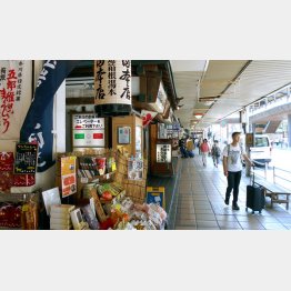 箱根湯本駅前の人通りはまばら（Ｃ）日刊ゲンダイ