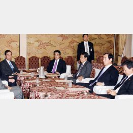 党首会談は不調（Ｃ）日刊ゲンダイ