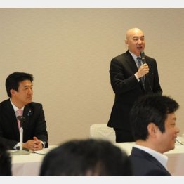 左に写るのが木原前青年局長（Ｃ）日刊ゲンダイ