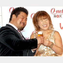 北斗晶を献身的に支える佐々木健介（Ｃ）日刊ゲンダイ