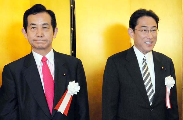 宏池会の岸田外相（右）と山本議員／（Ｃ）日刊ゲンダイ