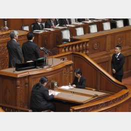 安保法案に反対し、ひとりで「牛歩戦術」を取った山本太郎議員（Ｃ）日刊ゲンダイ